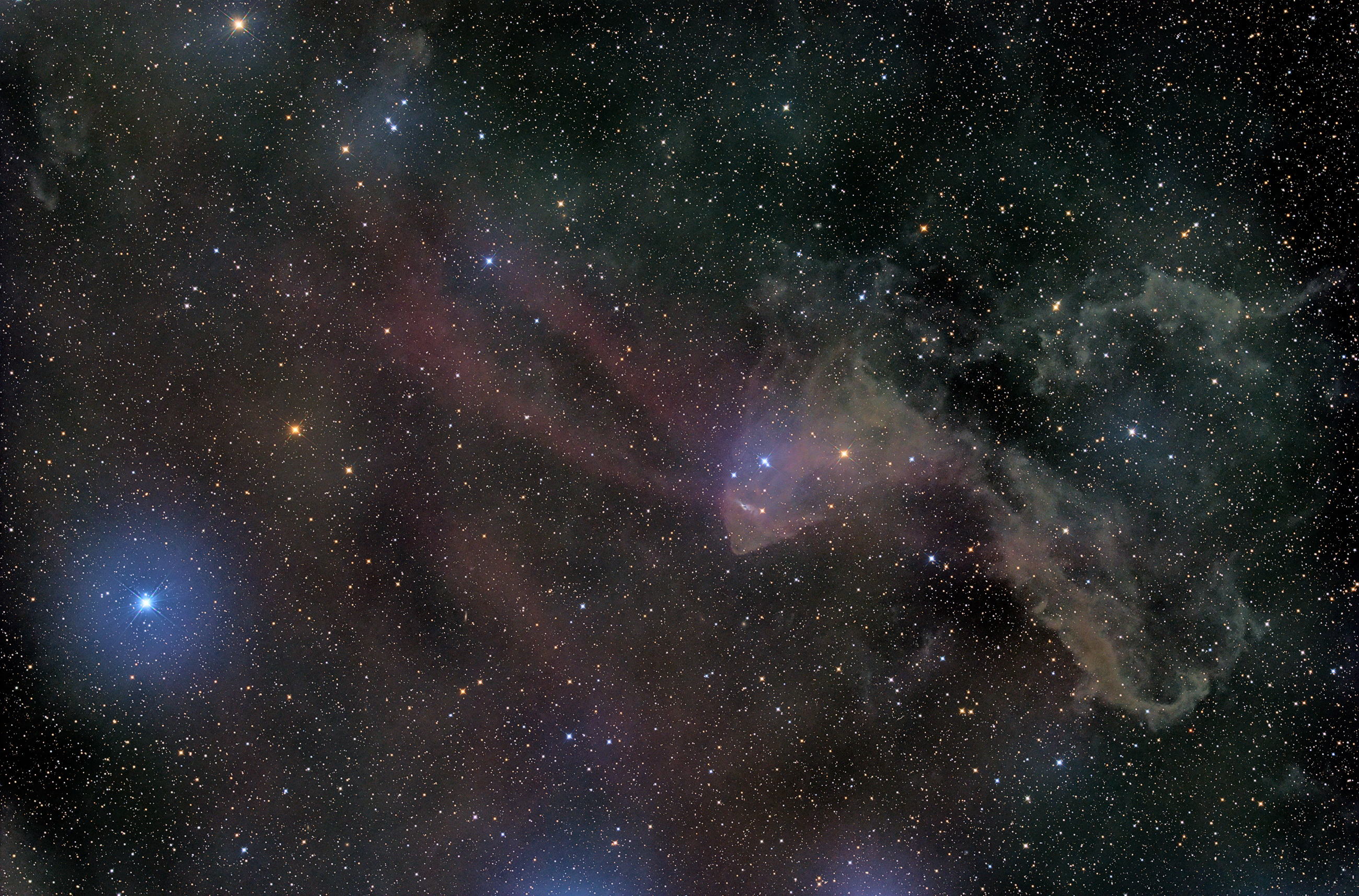 Die großen Staub und Emissionsnebel im Sternbild Eidechse (Lacerta) sind unter dem Namen Sharpless 126 (Sh2-126) katalogisiert. Der Dunkelnebel im rechten Teil des Bildes hat die Form einer Eidechse.